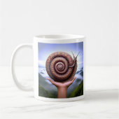 Eine Hand gestreckt mit einer Schnecke auf der Han Kaffeetasse (Links)