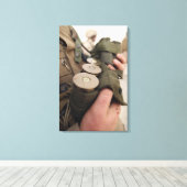 Eine Handvoll mit 40 mm Granaten Leinwanddruck (Insitu (Holzboden))