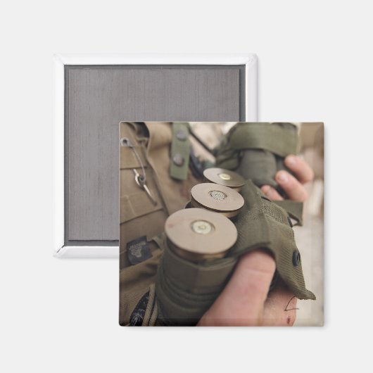 Eine Handvoll mit 40 mm Granaten Magnet (Vorderseite/Rückseite)