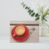 Eine helle rote Tasse Espressokaffee auf einem Pic Postkarte (Stehend Vorderseite)