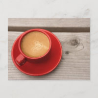 Eine helle rote Tasse Espressokaffee auf einem Pic
