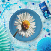 Eine helle, weiße Dämmerung unter einem großen bla Pappteller (Party)