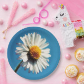 Eine helle, weiße Dämmerung unter einem großen bla Pappteller (Party)