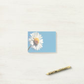 Eine helle, weiße Dämmerung unter einem großen bla Post-it Klebezettel (Auf Schreibtisch)