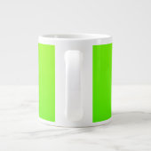 Eine hellgrüne Tasse mit einem weißen Griff (Rückseite)