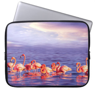 Eine Herde von schönen rosa Flamingos gegen eine P Laptopschutzhülle