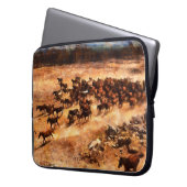 Eine Herde wilder Laufpferde. Künstlerische Arbeit Laptopschutzhülle (Vorderseite Links)