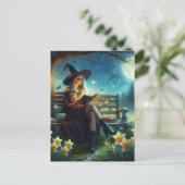 Eine Hexe beim Lesen in der Nähe der Affodien bei Postkarte (Stehend Vorderseite)