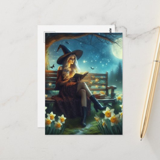 Eine Hexe beim Lesen in der Nähe der Affodien bei Postkarte (Vorderseite/Rückseite Beispiel)