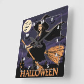 Eine Hexe, die nachts über eine Spuk Landschaft fl Quadratische Wanduhr (Winkel)