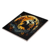 Eine Hexe fährt unter einem spöttischen Erntemond Fliese (Seite)