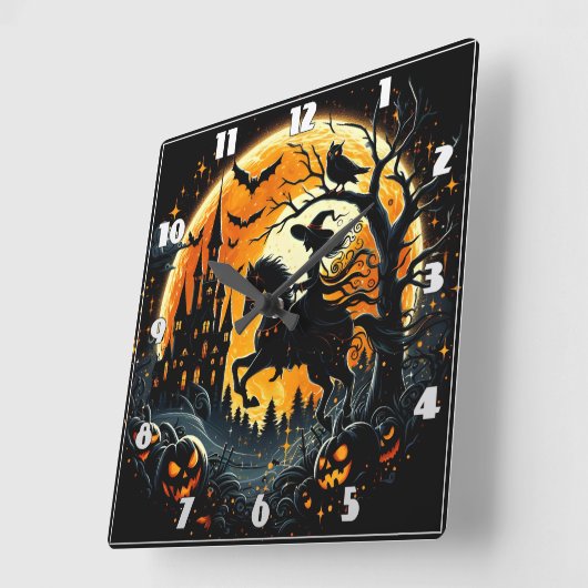 Eine Hexe fährt unter einem spöttischen Erntemond Quadratische Wanduhr (Winkel)
