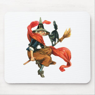 Eine Hexe fliegt auf ihren Besen mit ihrer Mousepad
