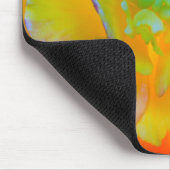 Eine hinterleuchtete, leuchtende Begonia-Blüte Mousepad (Ecke)