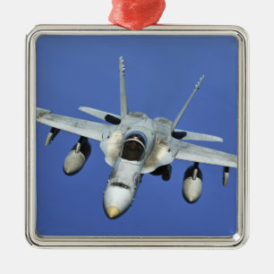 Eine Hornisse F/A-18 nimmt an einem Auftrag teil Silbernes Ornament