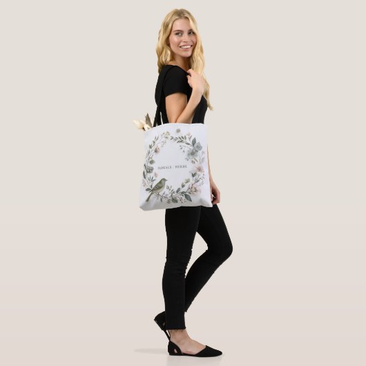 eine hübsche Blume und ein kleiner Vogel Tasche (Am Model)
