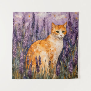 Eine hübsche Ingwerkatze auf einem Lavendelfeld Wandteppich