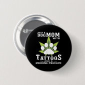 Eine Hunde-Mama mit Tattoos und ein Rauchproblem l Button (Vorne & Hinten)
