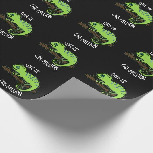 Eine in Cha-Million Funny Chameleon Pun Dark BG Geschenkpapier (Ecke)