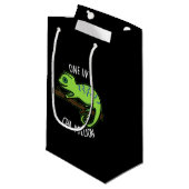 Eine in Cha-Million Funny Chameleon Pun Dark BG Kleine Geschenktüte (Vorderseite Schrägansicht)
