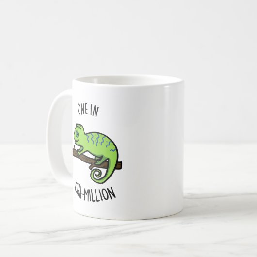 Eine in Cha-Million Funny Chameleon Pun Kaffeetasse (Vorderseite Links)