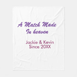 Eine in den Himmel geschriebene Ehe in lila mauve  Fleecedecke