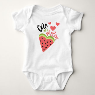 Eine in einem Melon-Baby-Bodysuit Baby Strampler