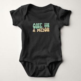 Eine in einem Melon Baby Strampler