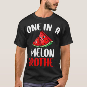 Eine in einem Melon Brother Watermelon Fruchtfamil T-Shirt