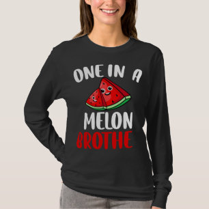 Eine in einem Melon Brother Watermelon Fruchtfamil T-Shirt