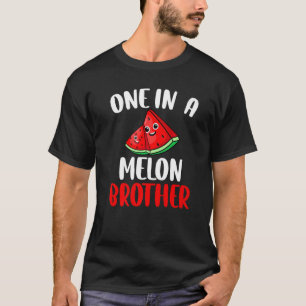 Eine in einem Melon Brother Watermelon Fruchtfamil T-Shirt