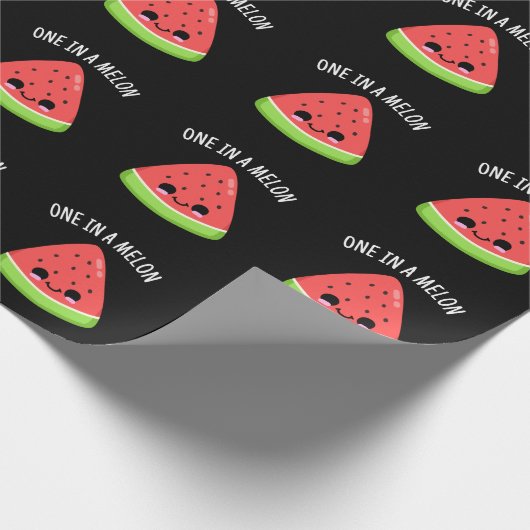Eine in einem Melon Funny Watermelon Pun Dark BG Geschenkpapier (Ecke)