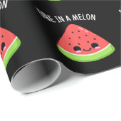 Eine in einem Melon Funny Watermelon Pun Dark BG Geschenkpapier (Rolleneckpunkt)