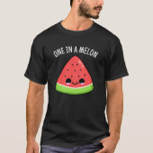 Eine in einem Melon Funny Watermelon Pun Dark BG T-Shirt (Vorderseite)