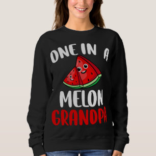 Eine in einem Melon Grandpa Wassermelone Sweatshirt