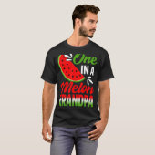 Eine in einem Melon Großvater Wassermelone Familie T-Shirt (Vorne ganz)