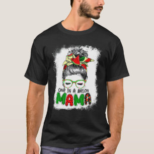 Eine in einem Melon Mama Messy Bun Watermelon Summ T-Shirt