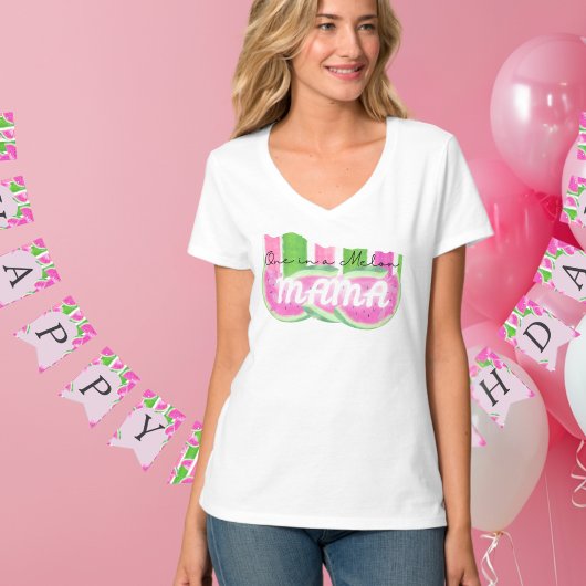Eine in einem Melon Mama-Shirt T-Shirt