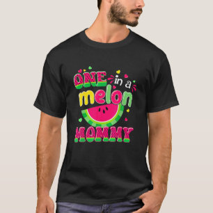 Eine in einem Melon Mommy Bday Matching Group Somm T-Shirt