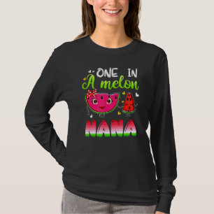 Eine in einem Melon Nana Wassermelone T-Shirt