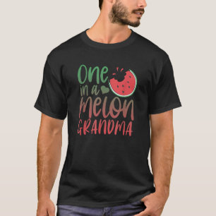 Eine in einem Melon Oma Matching Family T-Shirt
