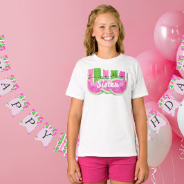Eine in einem Melon Sister-Shirt T-Shirt