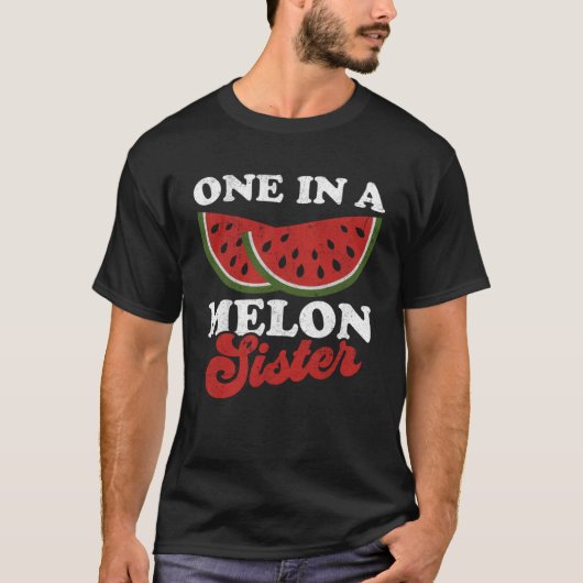 Eine in einem Melon Sister Watermelon Sommer Retro T-Shirt (Vorderseite)