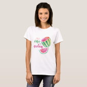 Eine in einem Melon Tropical Watermelon Wasserfarb T-Shirt (Vorne ganz)