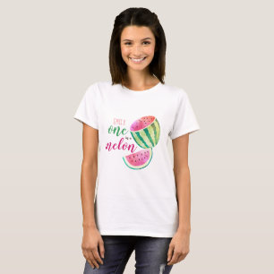 Eine in einem Melon Tropical Watermelon Wasserfarb T-Shirt