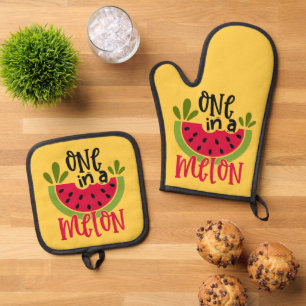 Eine in einem Melon Watermelon Pun Ofenhandschuh & Topflappen-Set