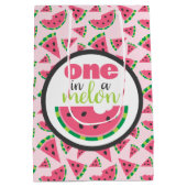 Eine in einem Melon Watermelon Slices & Blush Pink Mittlere Geschenktüte (Rückseite)