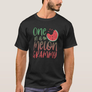 Eine in einer Melon Grammy Matching Family Waterme T-Shirt