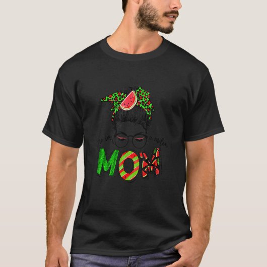 Eine in einer Melon-Mama Messy Bun Watermelon Somm T-Shirt (Vorderseite)