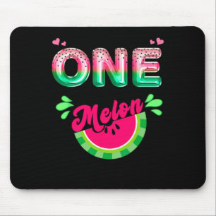 Eine in einer Melon-Mama-Outfit-Geburtstags-Matchi Mousepad
